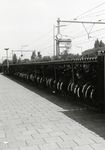 169257 Gezicht op de overdekte rijwielstalling bij het N.S.-station Utrecht Overvecht te Utrecht.
